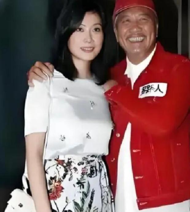 2002年2月2日，广州中信广场，44岁的万梓良摆了28桌酒席，迎娶28岁的南方