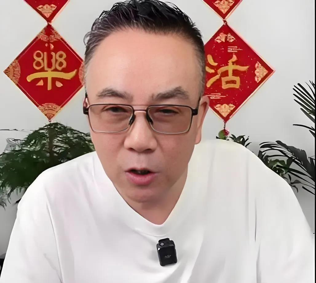 杨老爷子去世以后，杨议真悬了。杨仪今年搞得这场闹剧，虽然赚足了流量，但家丑被扬