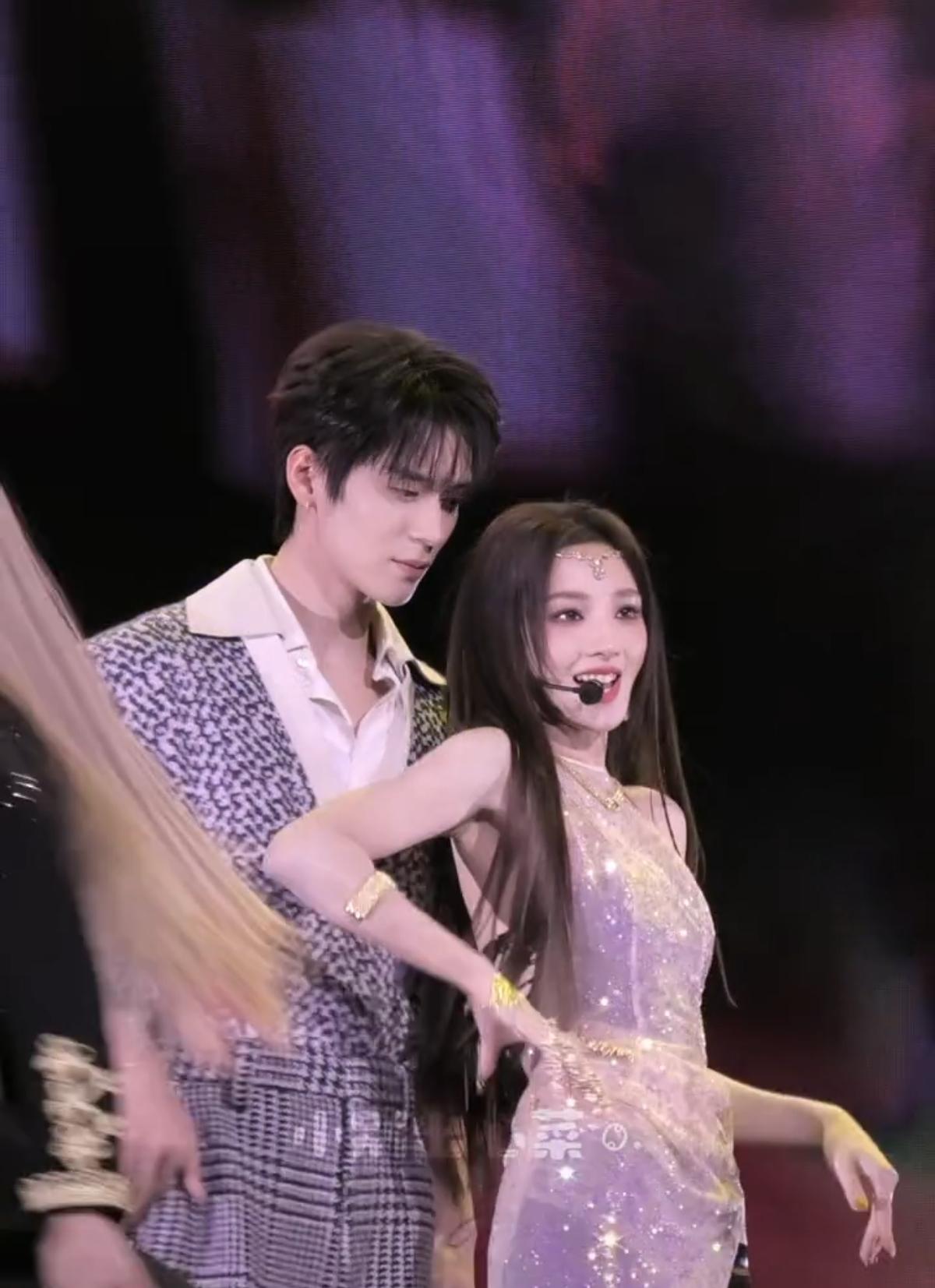 拍个姐弟恋偶像剧吧。最近看陈妍希周柯宇的狙击蝴蝶迷的不要不要的。这对我也好喜欢啊