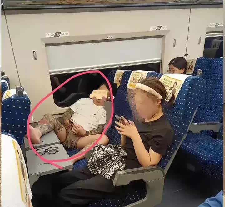 在高铁之上，总有一些缺乏素质之人做出令人无语之事。有一名脚腕处有纹身的男子占用两