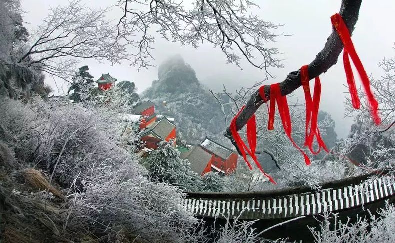五岳寻仙不辞远,一生好入名山游 谪仙人李白诗酒一生 不知在大雪纷飞