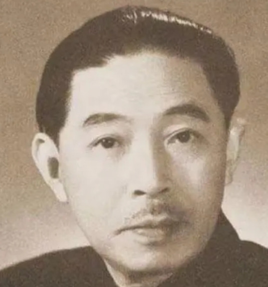 1928年，32岁的茅盾爱上23岁的女学生秦德君。不久后，秦德君怀孕，茅盾用温柔
