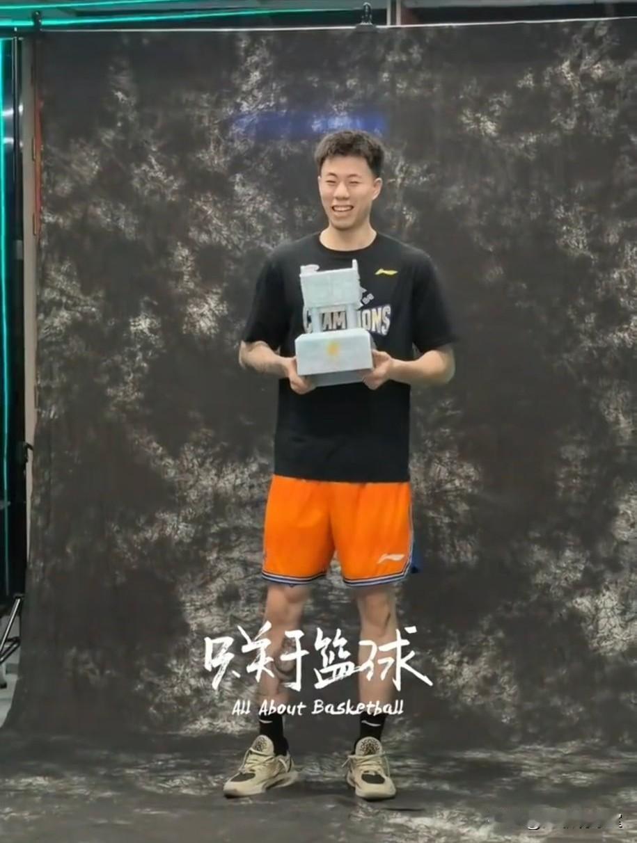 杨毅：三连冠后，张镇麟就不想给辽宁打球了，执意要走！看来张镇麟还是挺有远见的！