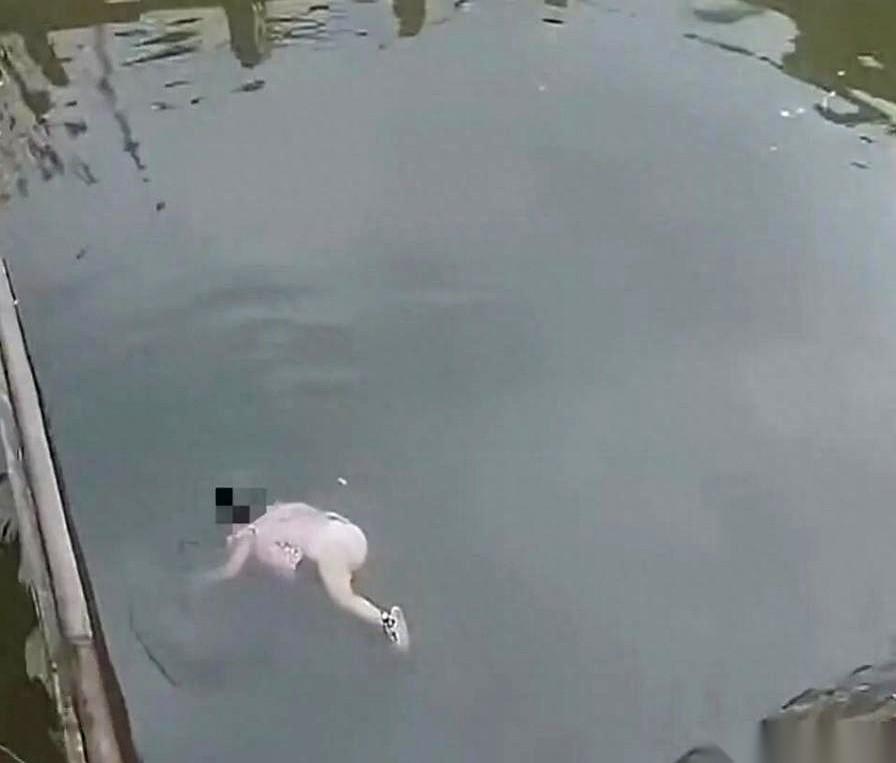 浙江一个小伙在河边钓黄鳝，结果从河里捞上来一个娃。人刚救上岸，他扭头就对着孩子
