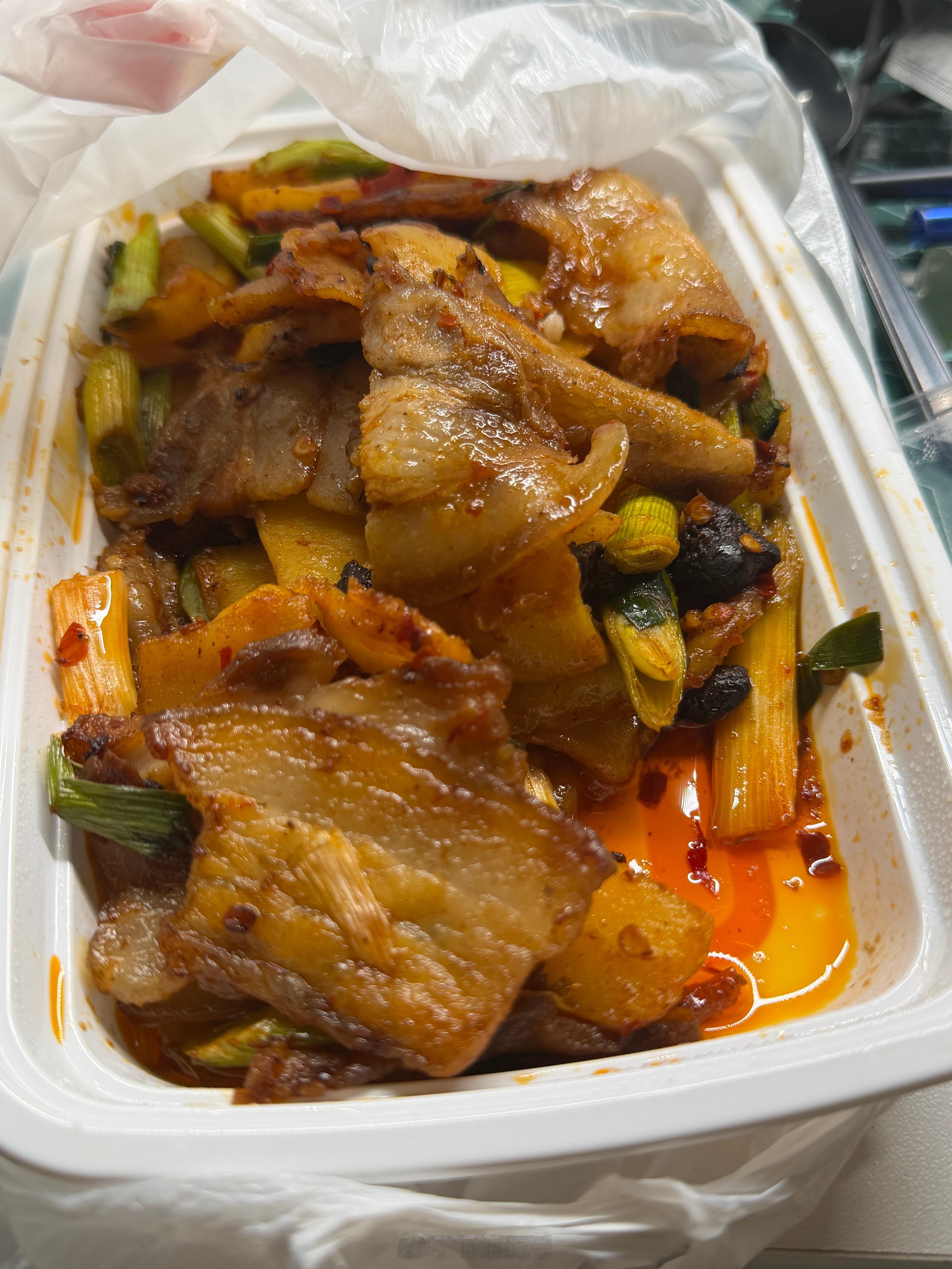 四川这边的回锅肉默认就是肥肉，来四川的朋友谨慎点菜，一口都吃不下​​​