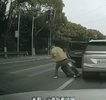 什么情况？如此残暴打一个女人？