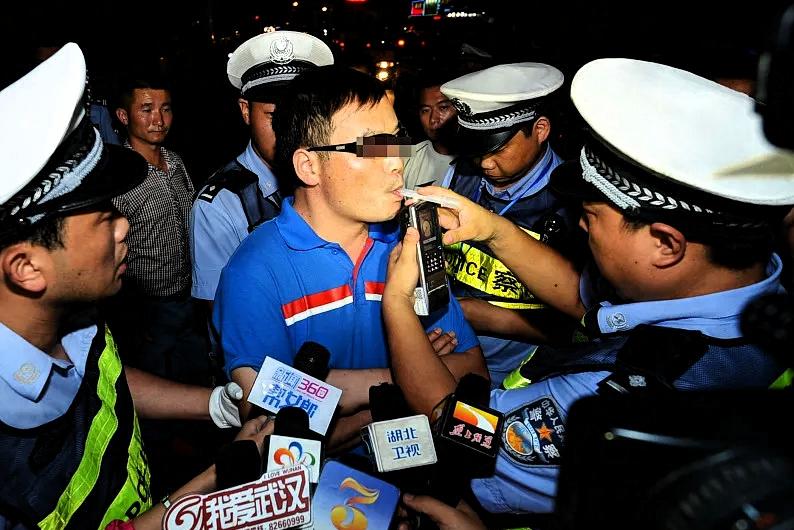 安徽一男子酒驾被交警拦下，吹气前不慌不忙掏出一张卡片递过去。交警一看，上面写着：