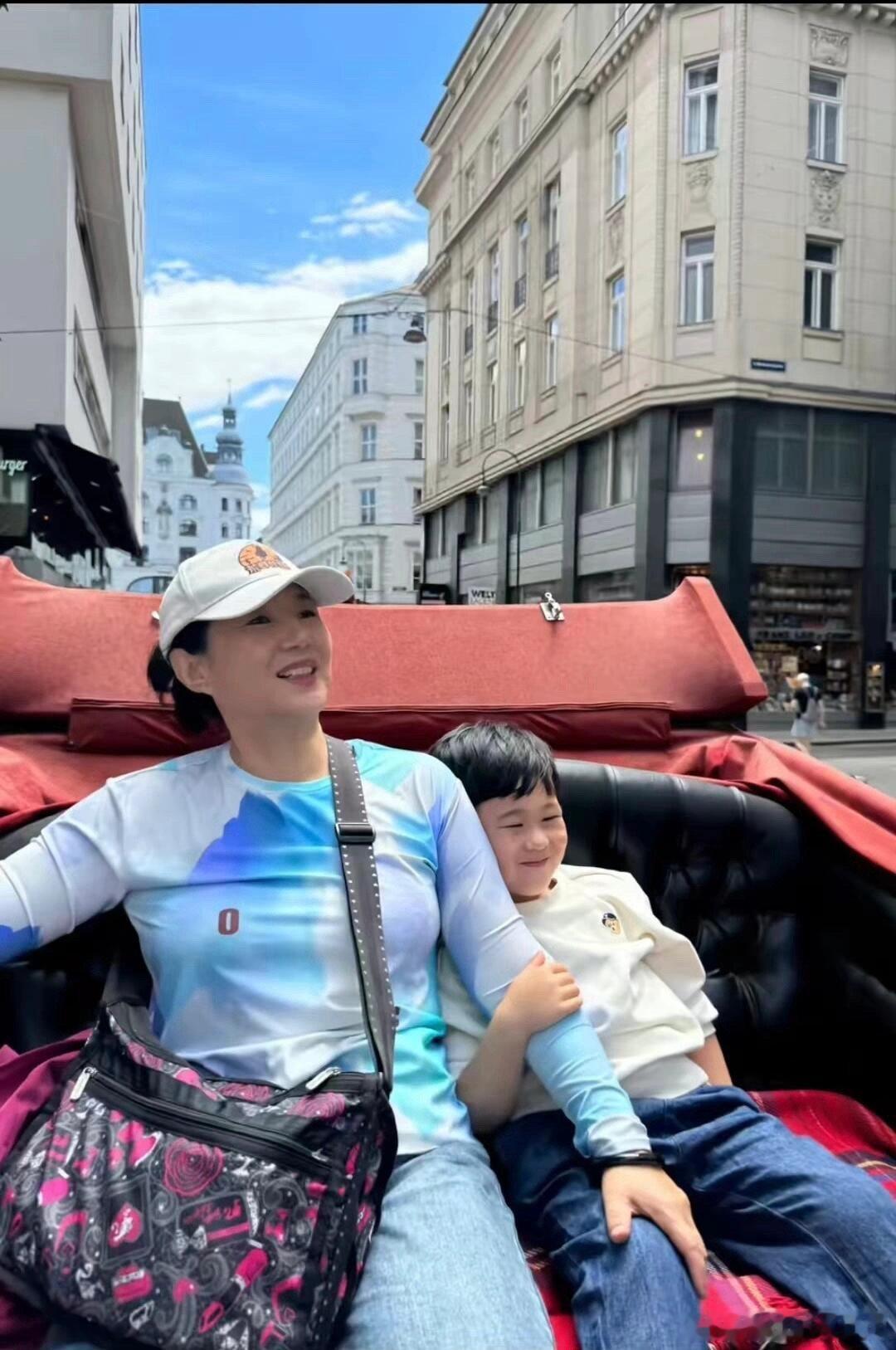 正在好好享受童年的马立奥陪在奶奶身边，真幸福呀～笑得很开心嘿嘿！​​​