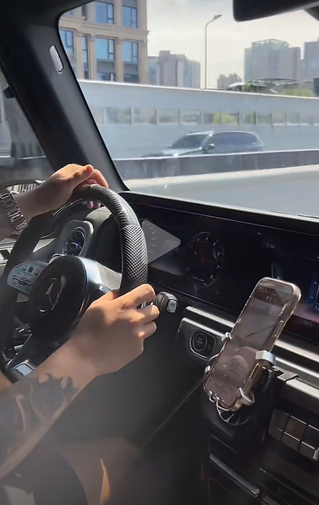 我坐朋友的宝马5，他用手机导航，坐朋友的保时捷Panama，他用手机导航，前段时