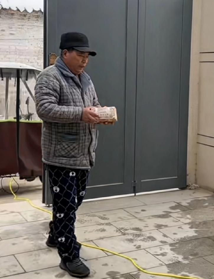 爷爷死在邻居家，死因心脏病，邻居想私了拿来10万，对俺说：这是赔偿你的。俺