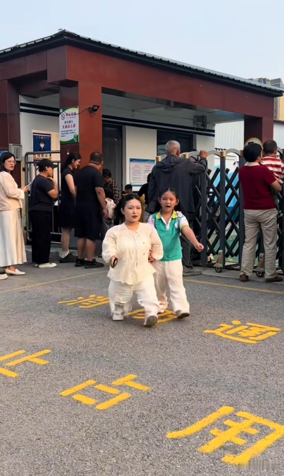 不管怎样，母爱永远都不可替代，妈妈永远都是孩子的骄傲