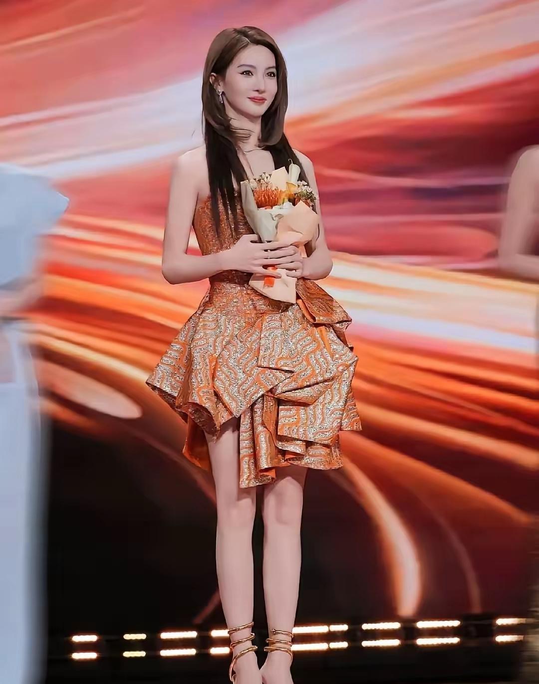 昔日那个大大咧咧的“搞笑女”金晨，摇身一变竟成了精致的“洋娃娃”。近日她以金黄