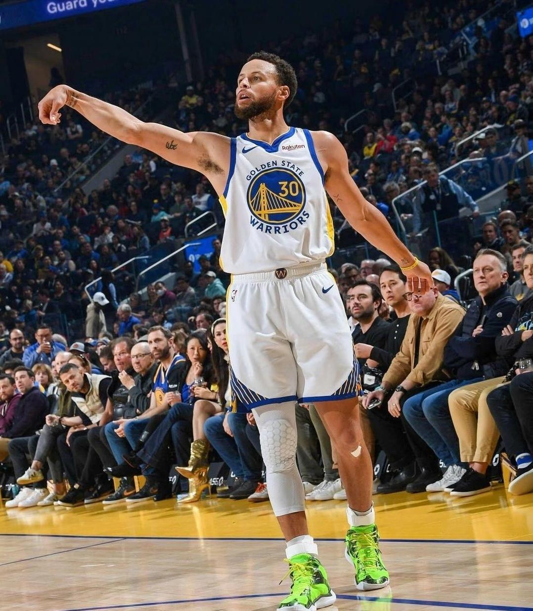 终于知道库里为啥招人喜欢了，不是因为他长得比较萌，更不是他所在的勇士