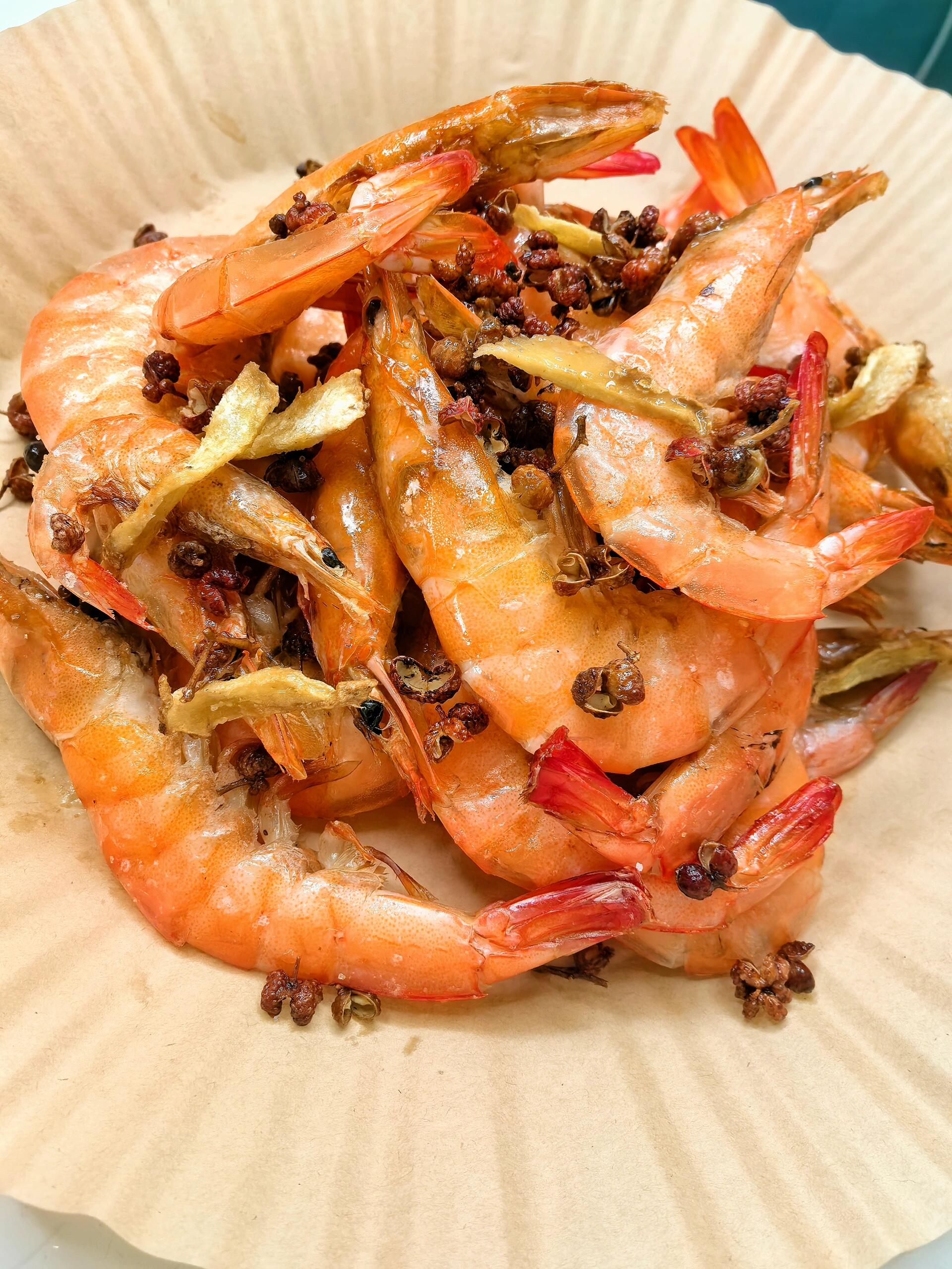 空气炸锅封神级烤虾！花椒麻香入骨，连壳都能嚼着吃家人们，空气炸锅真的太万能了?