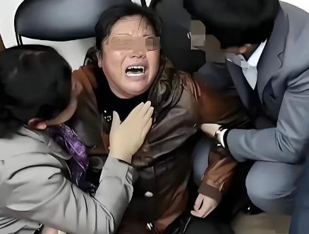 “杀熟”某营业厅内一大姐举着用了15年的号冲柜员吼：“新用户39元就160G，我