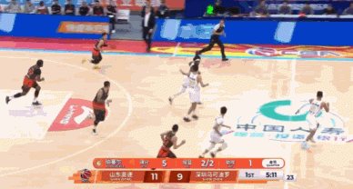 山东老将高诗岩简直太神勇了！在今日山东对阵深圳的首节比赛中，高诗岩追身三分命中打