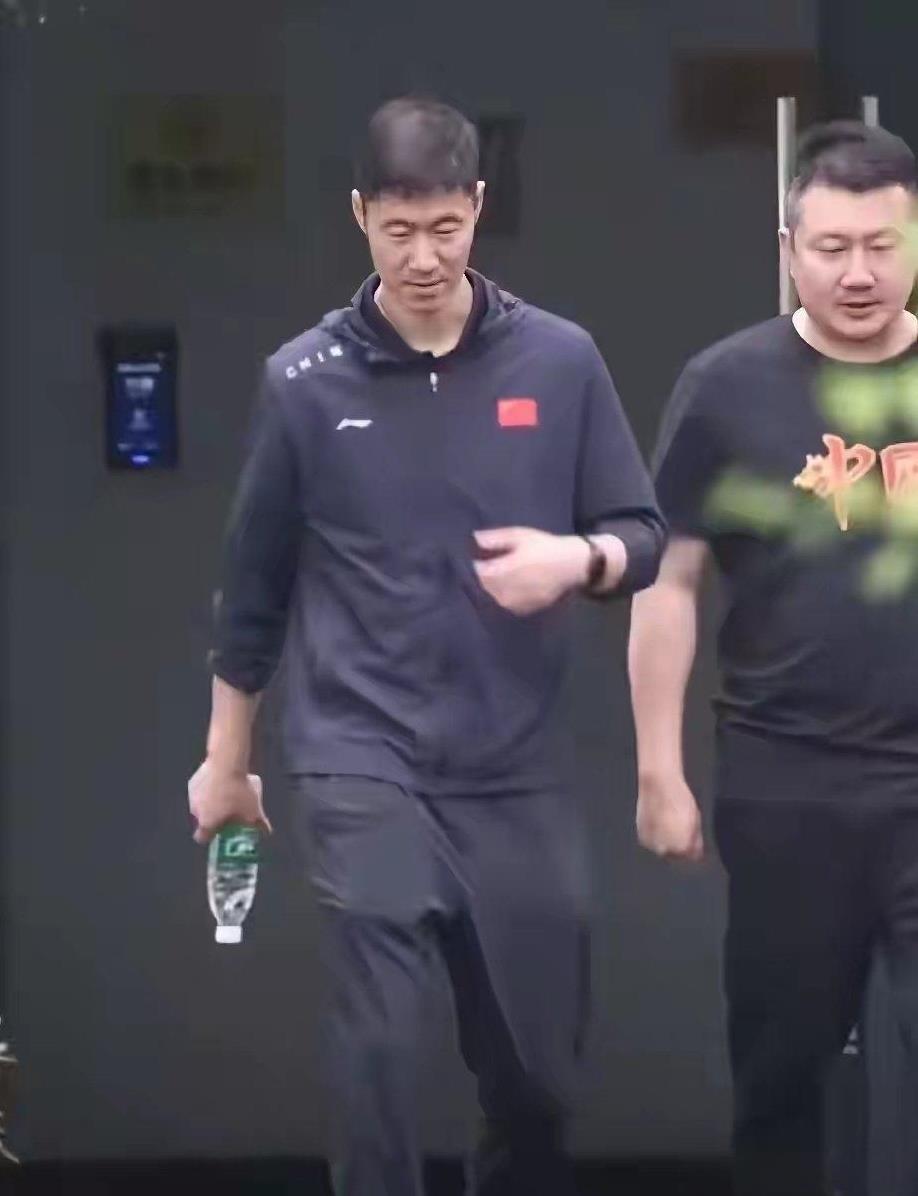 体育界的人事更迭，常带来新的组合与变化。刘国梁执掌国乒帅印时，视察运动员训练场景