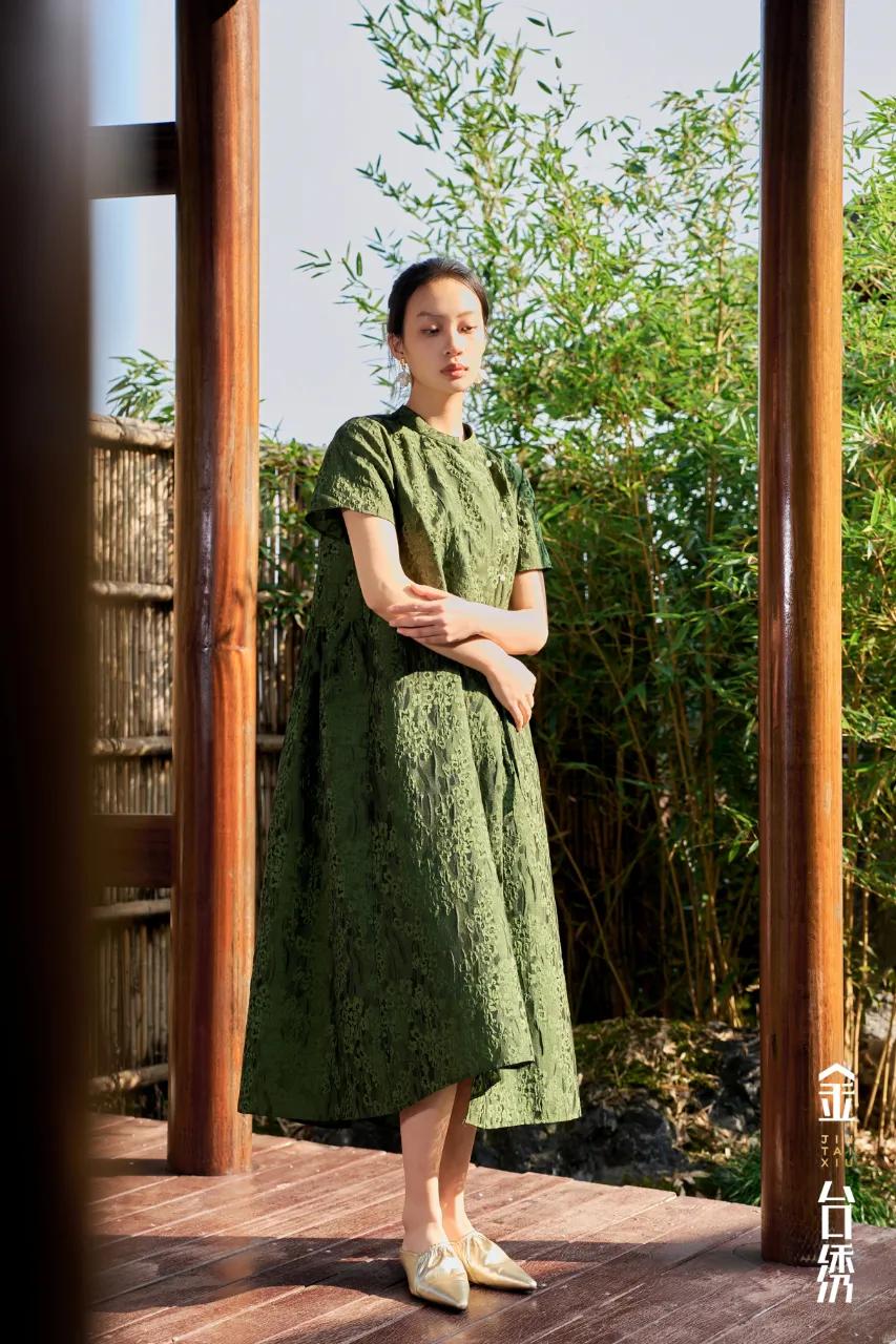 竹色涌动翠色轻绕，绿意映如初丝蕴回溯，提花酿光阴连衣裙四十岁的女人穿什么