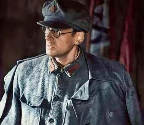 1937年，李德以不适应延安生活为由欲返苏联，毛主席劝他：“苏联正搞大清洗，