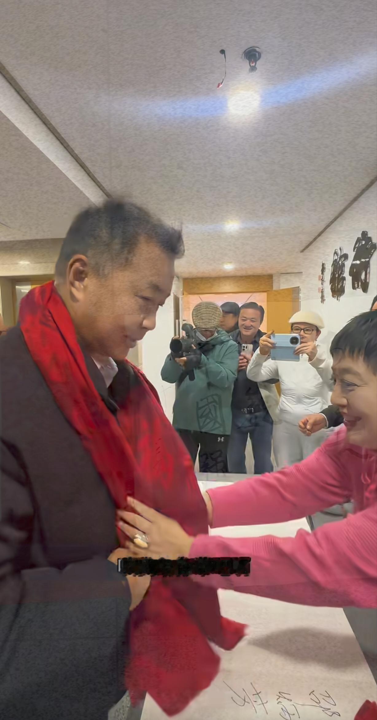 流浪大师沈巍走进北京宋庄徐悲鸿纪念馆，是他人生的一次蜕变，也给我们以深刻的启示，