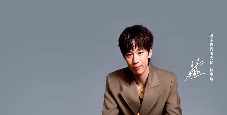 谁能想到，国乒选手林高远最偏执的习惯，不是在球台，而是在镜头前。球拍换成金手