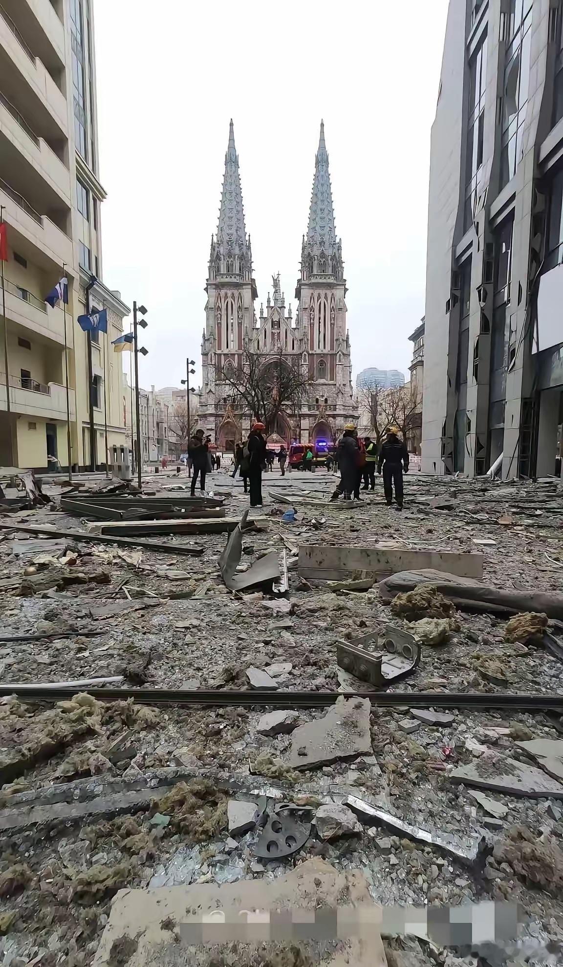 乌克兰外长呼吁全球为乌克兰捐款，助力乌克兰民众熬过寒冬。想当初，“去俄罗斯化”的