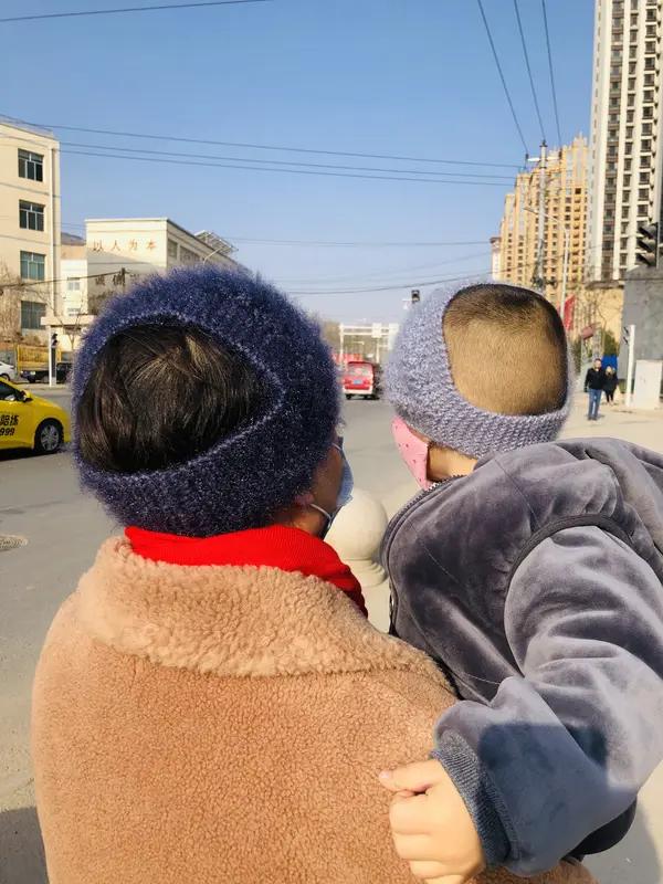 家人们，姐姐们早晨好，现在早晨4点多，姗姗又睡不着了，聊聊，最近这股造谣风刮得可