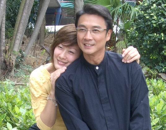 这是刘松仁自己发的图和内容，这些照片看着，其实不太懂他们合影为啥要这么亲密