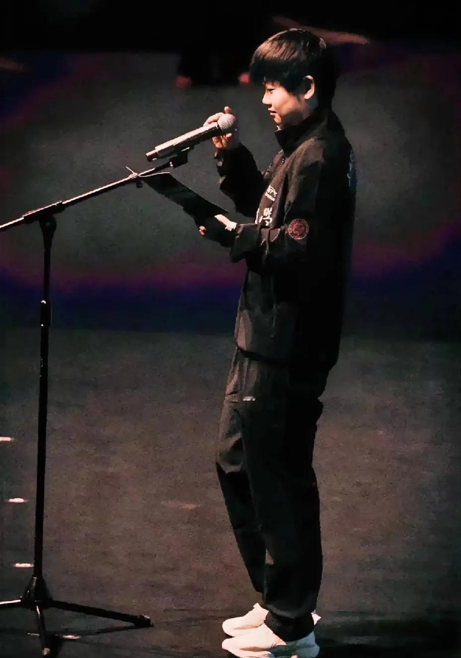 她又消失在球迷们的视野里了，乒超联赛深大两场比赛，第一场她坐在场边给队友加油