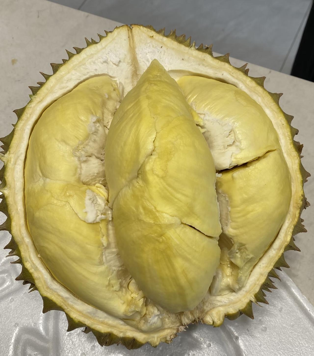 儿媳妇发工资了，到手八千多块钱！刚到家就冲我神秘一笑：“妈，您猜我给您买啥了
