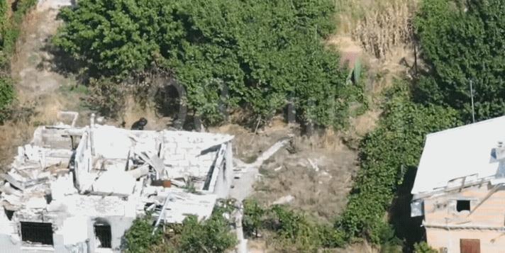 俄军彻底不讲武德！无人机发现一名乌军，想用榴弹发射枪向俄军方向开火！结果看到无人