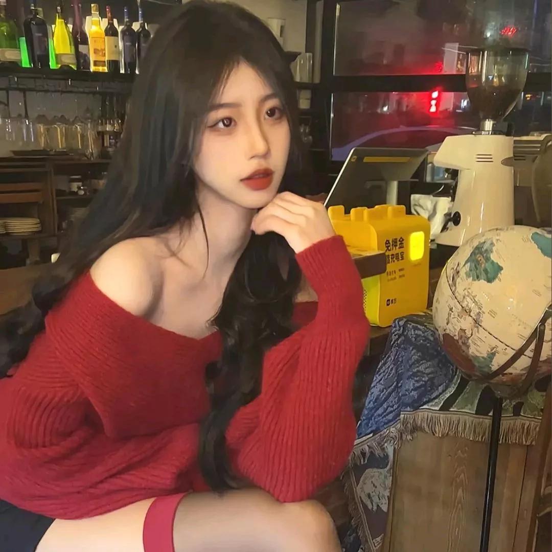 夜晚的咖啡馆，红衣少女与咖啡机的浪漫时光