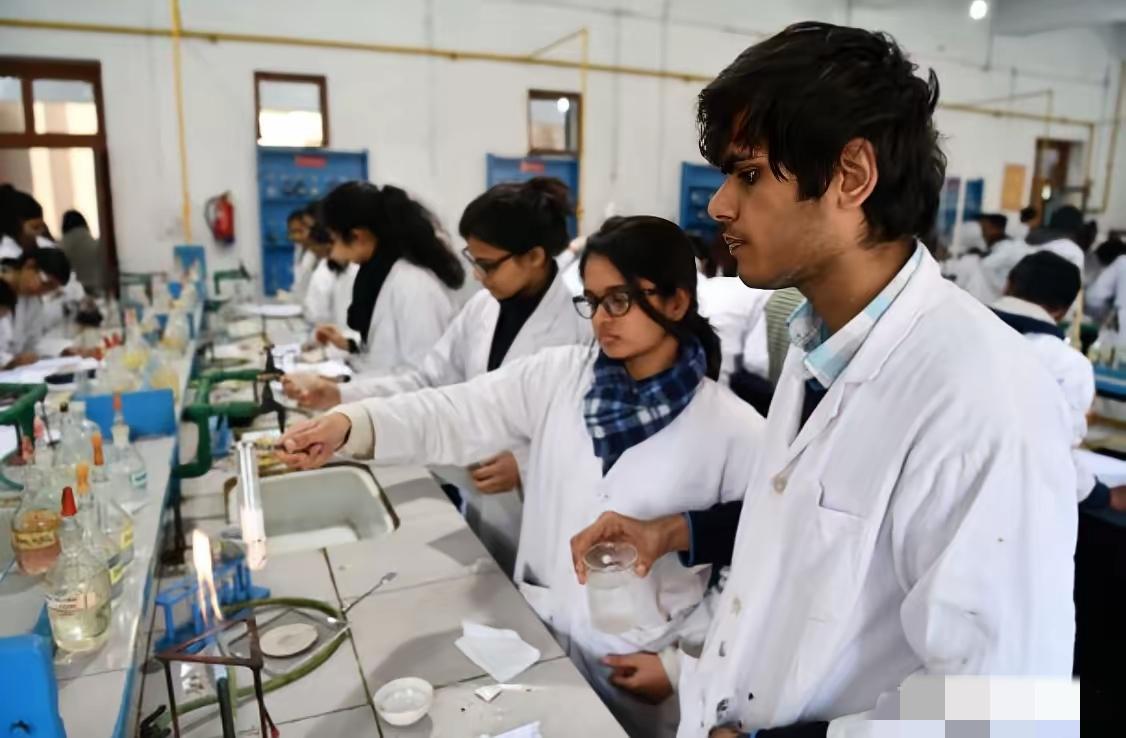 “限制印度在华留学生数量”的提议吵翻全网！有人骂“太狭隘”，有人赞“早该如此”，