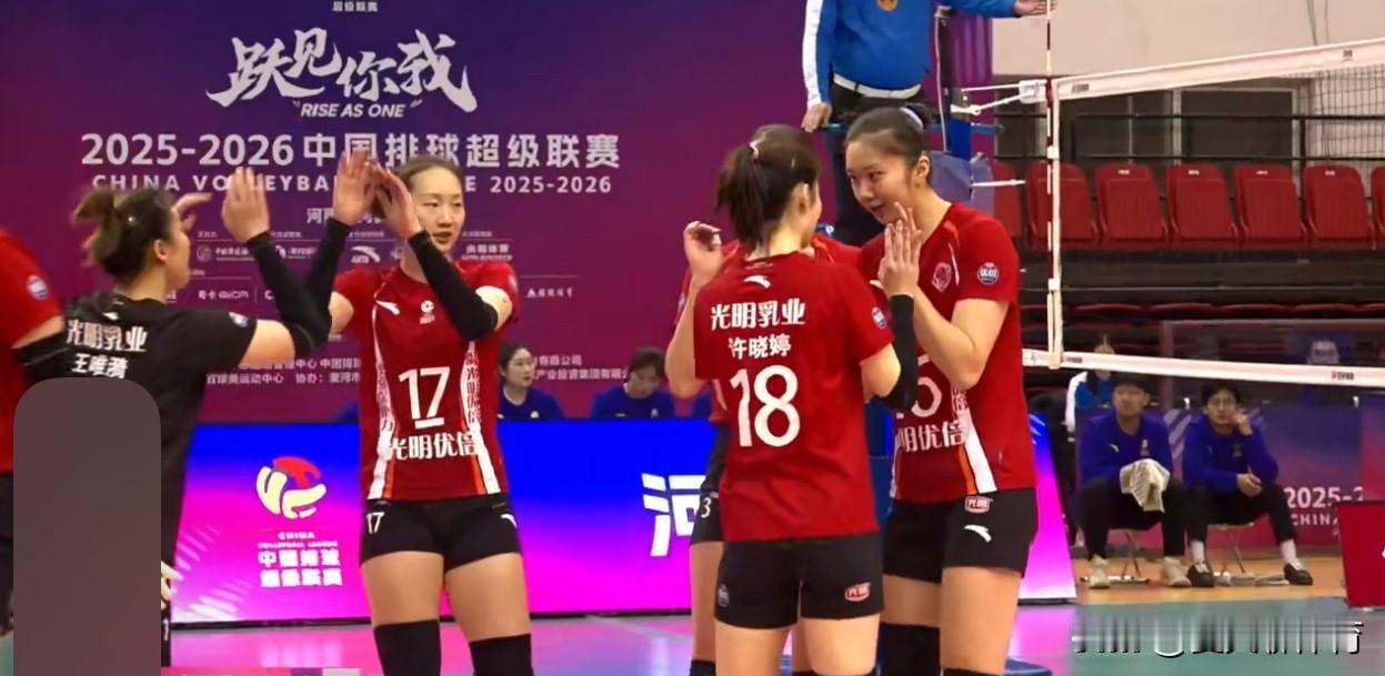 正在直播上海女排VS河南女排！蔡斌教练依然派上七仙女首发阵容：仲慧+沃龙科娃，高