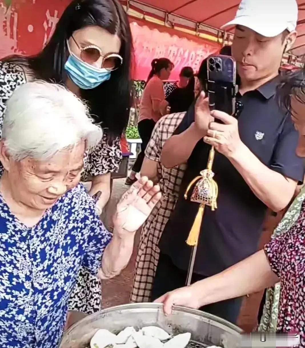 套路许姥姥，放录音，证明房子是许姥姥为策策买的，录音里老人Ma许姚，是强
