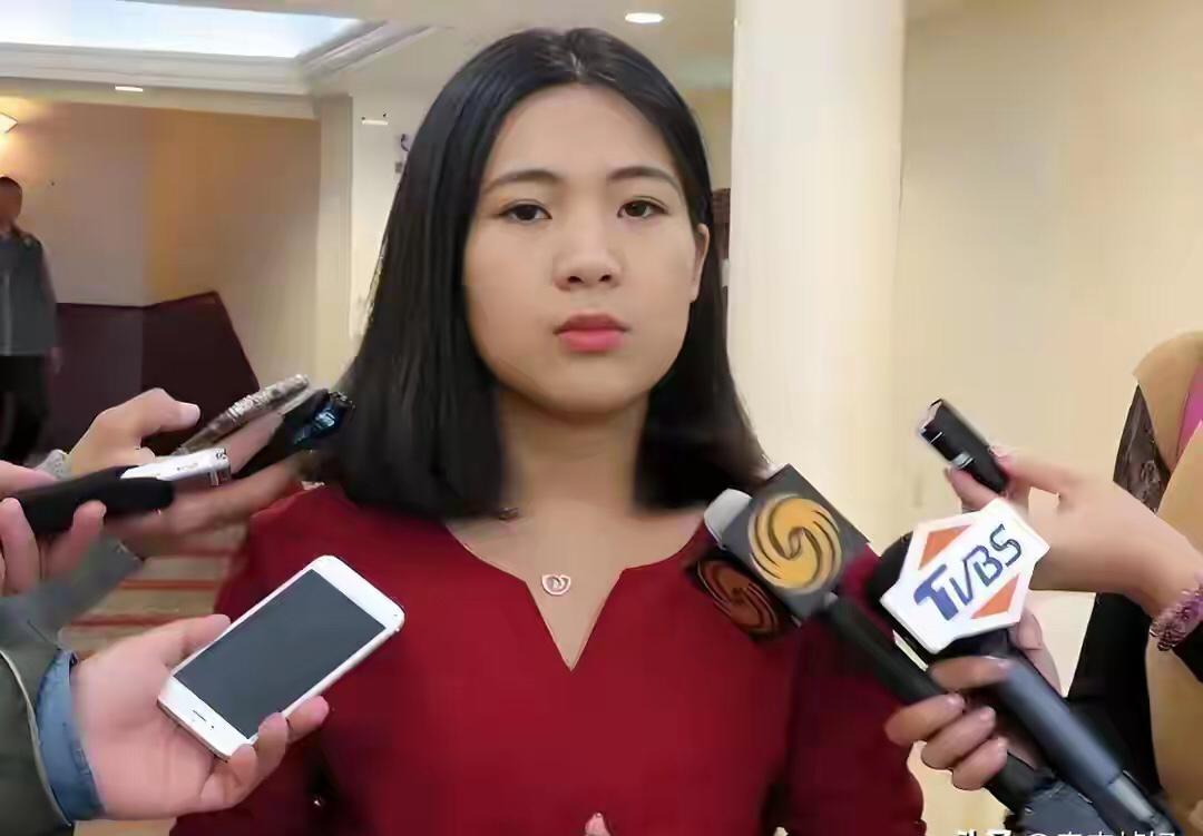 你敢信吗？一个被台湾骂了半个多世纪的“叛徒”，如今被年轻政治人徐巧芯一语翻案！她