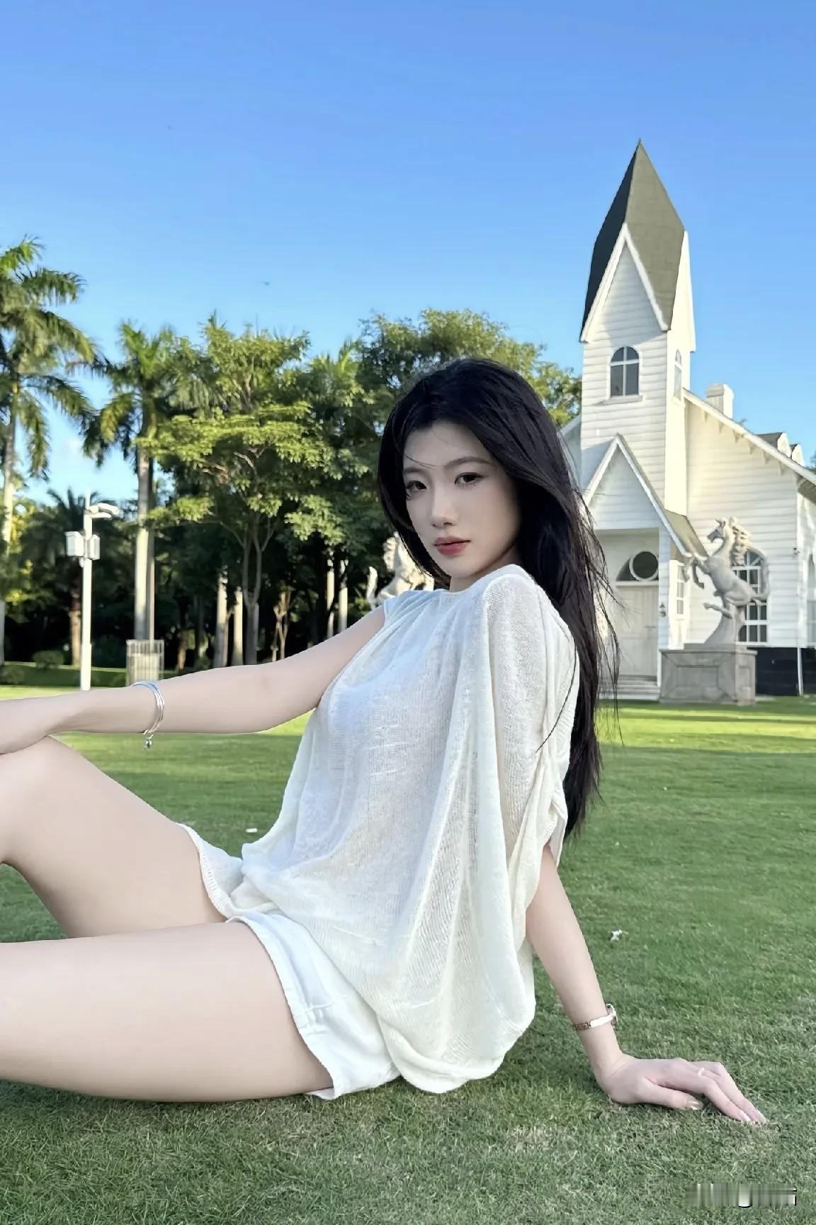 美图欣赏，看图写诗《晴川素影》晴川万里碧无垠，素袂翩跹倚绿茵。风剪云