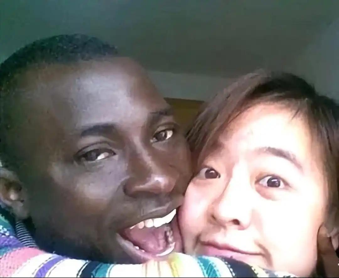 2004年，女大学生朱力亚被黑人男友马浪传染得了艾滋病，经过痛苦的沉沦过后，朱力