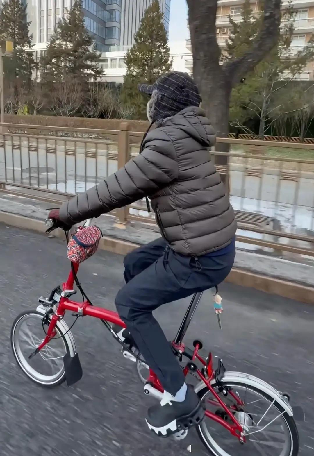 董洁骑行游北京，吃白膜糖葫芦羊肉串光吃不胖，45岁穿得像老太太！