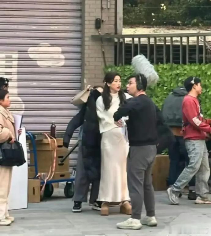 朱珠近日照片引关注，似未吸腹略显真实，明星也有自然时刻。​​​