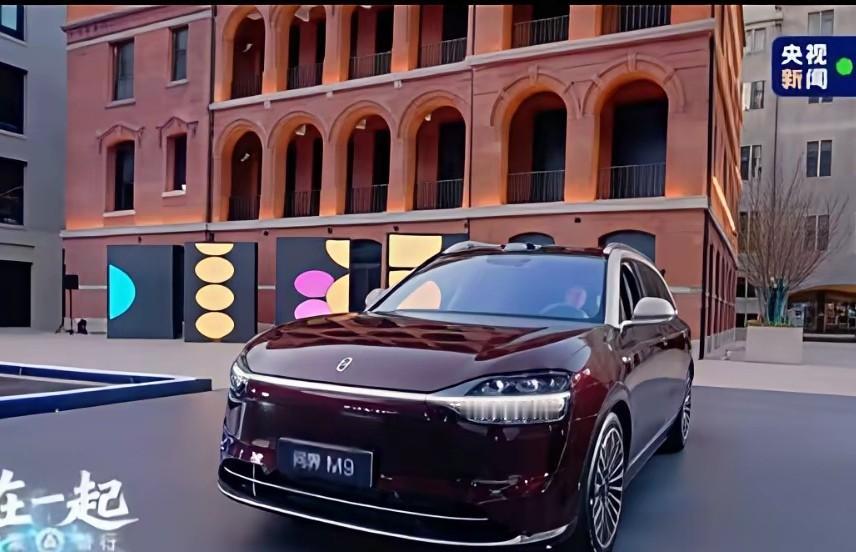 华为把激光雷达藏起来了，这下清爽了。就藏在挡风玻璃上头，后视镜后面那块。从外