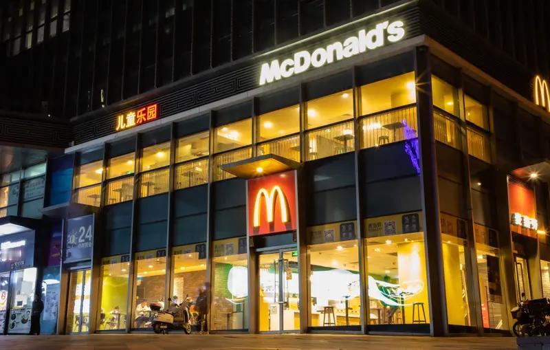 麦当劳学生兼职值不值得去，得看个人情况。有个港硕女生在麦当劳兼职，时薪60-