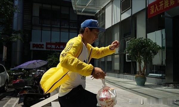 我老乡送外卖的第四年，他上个月全勤，一天没敢歇，跑了将近4000块钱。电动车换