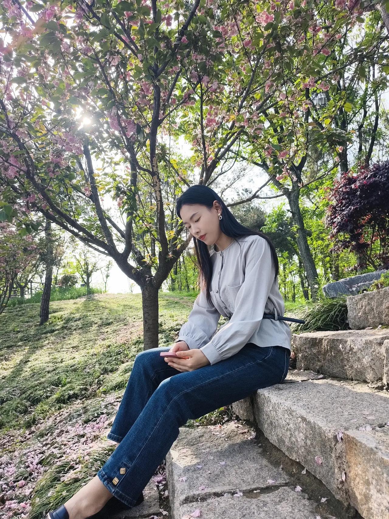 花落人静处，独坐思悠长。