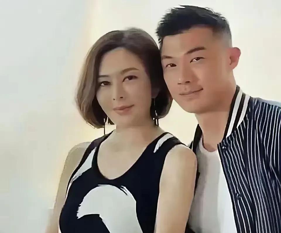 63岁的关之琳，现在的状态看上去就像是36岁！与她同框的男士是她新交的小男友，