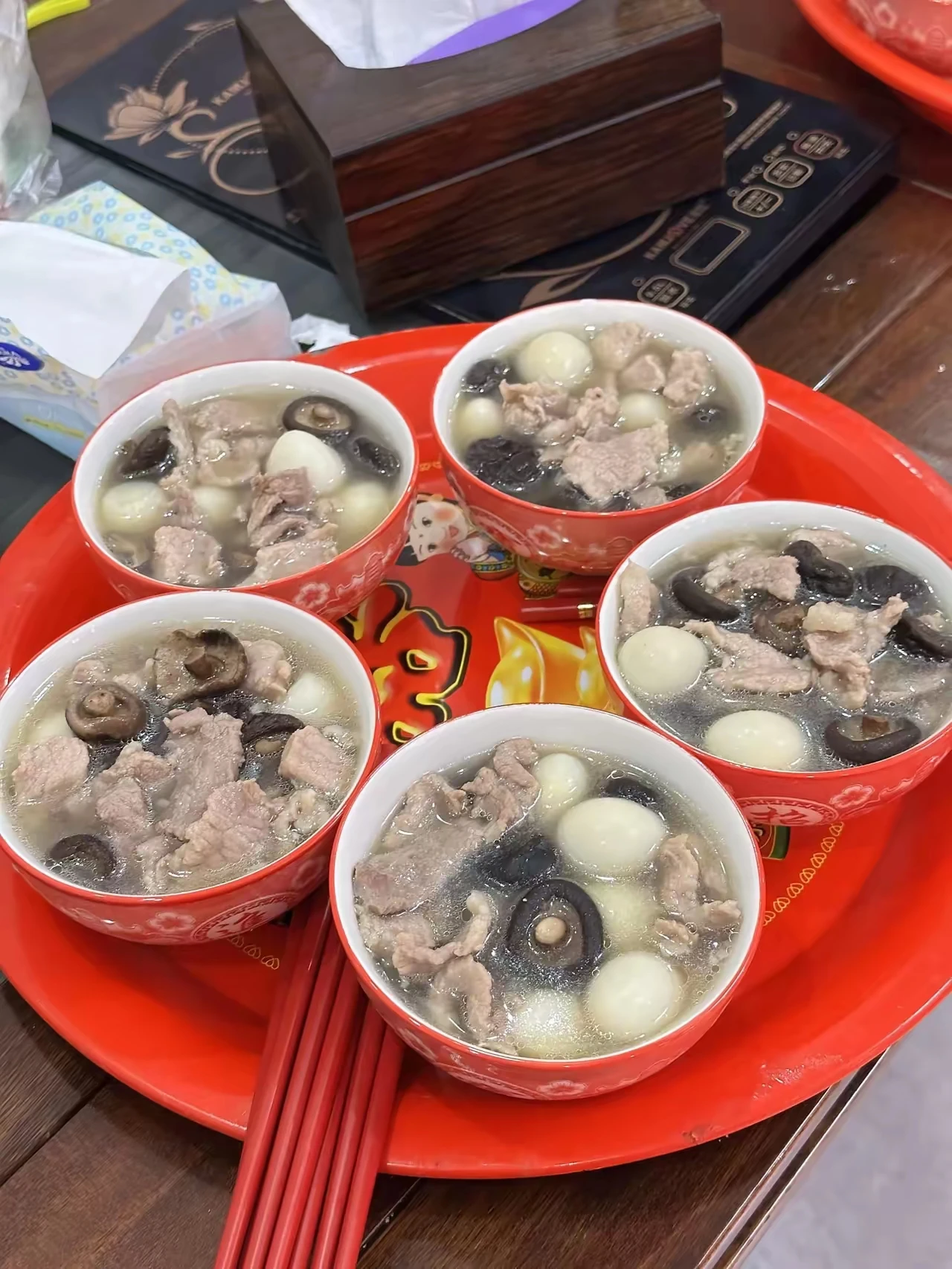这诱人的美食佳肴源自哪里？有知道叫什么的吗？