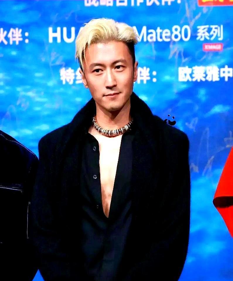 看到54岁的王菲，顶着素颜、穿着旧卫衣，在菜市场跟谢霆锋挑挑拣拣，我突然就释怀了