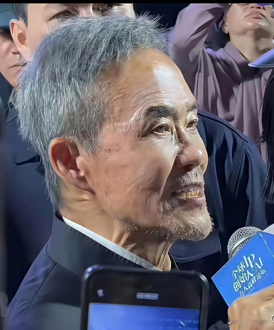 同样是75岁，王石和迟重瑞相差的不是一点点！王石娶了一个比自己小许多的小娇妻！
