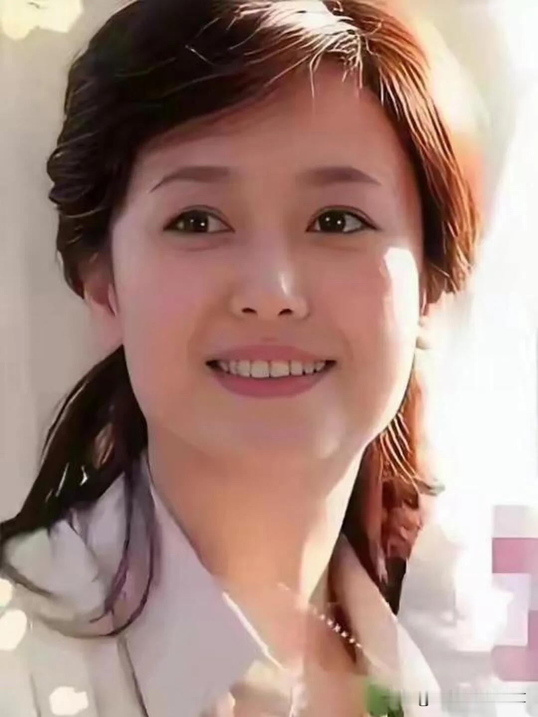 她好漂亮啊，年轻的时候颜值绝对是男人审美里的天花板，灵动，温婉还带有文艺范的气质
