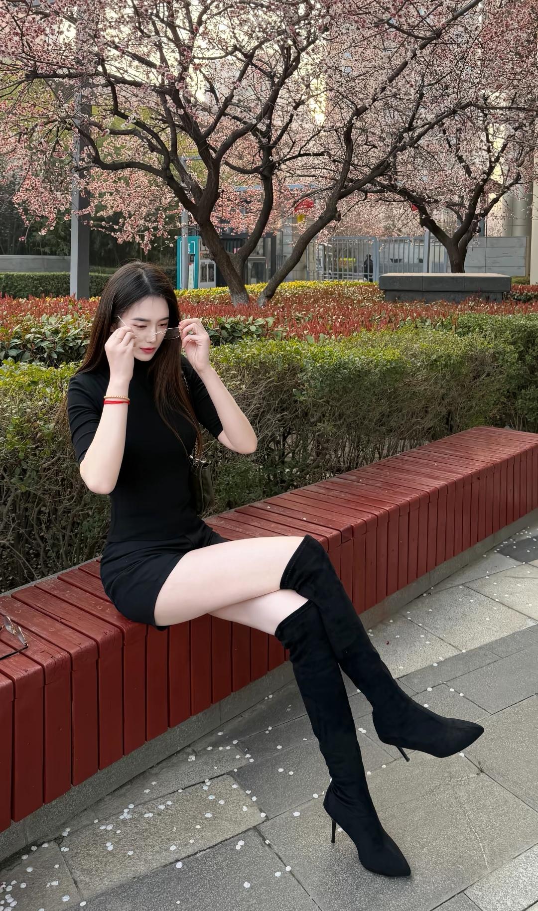 美女坐在长椅上